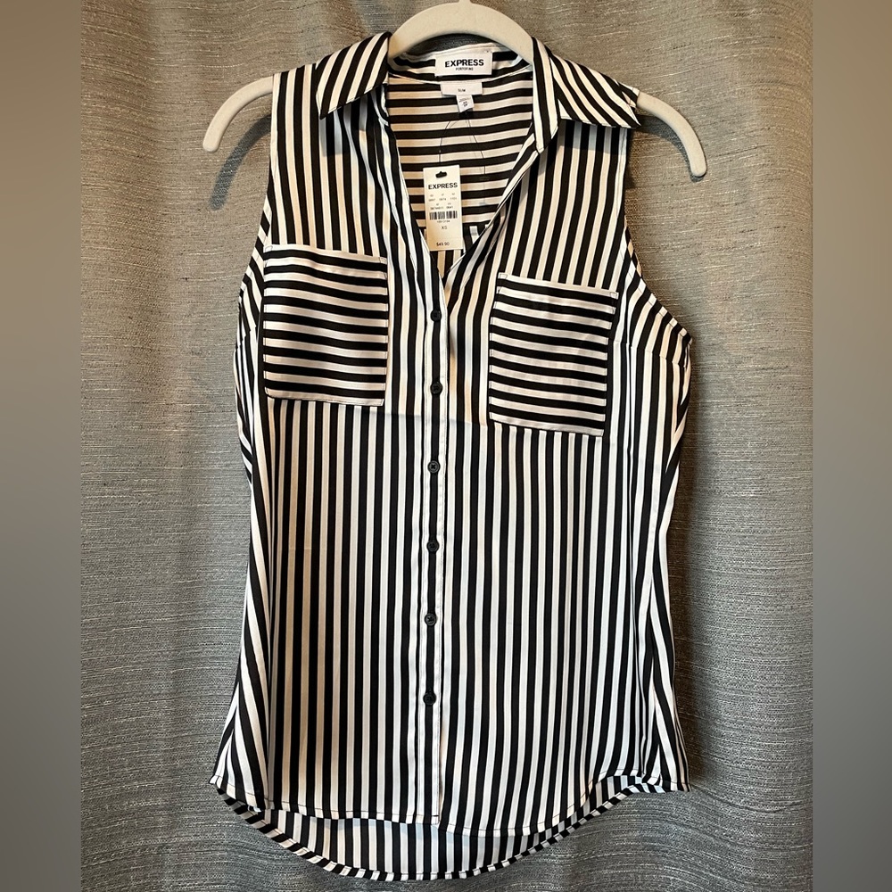 Sleeveless collared blouse